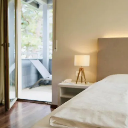 Flora & Μεράνο